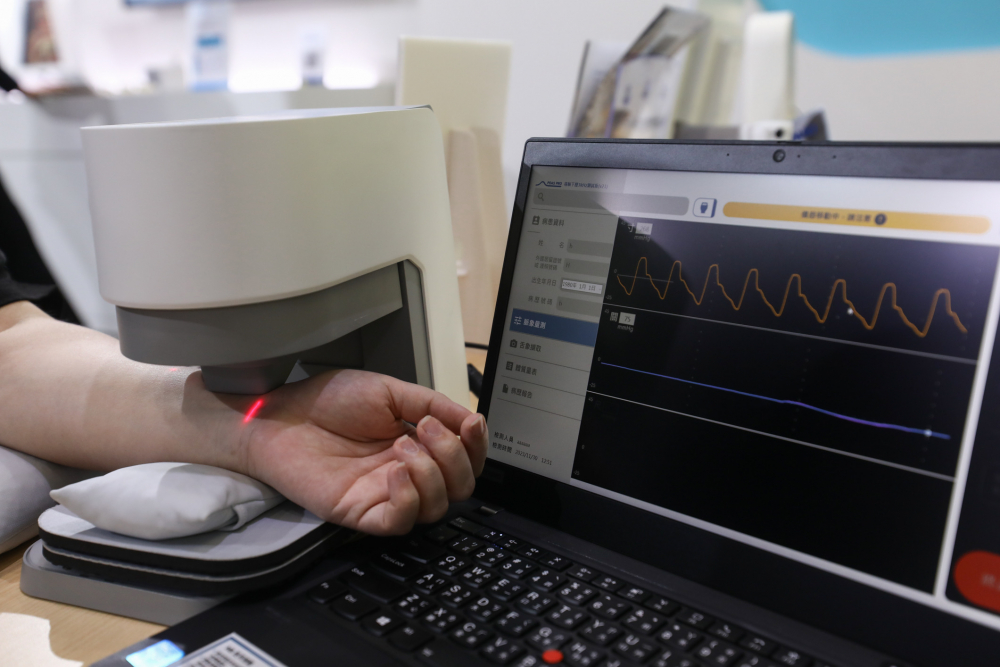 vinbet浩博耘康脈象檢測系統透過電腦精準控制升降系統，還原中醫師三指把脈過程的舉、按、尋手法，將脈象感受轉化成數據，未來可結合大數據分析，實現智慧醫療及準確性